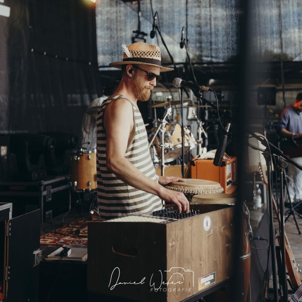HANNES "SOUNDFAENGER" CLEMEN(FX, Percussions, Backing Voc)