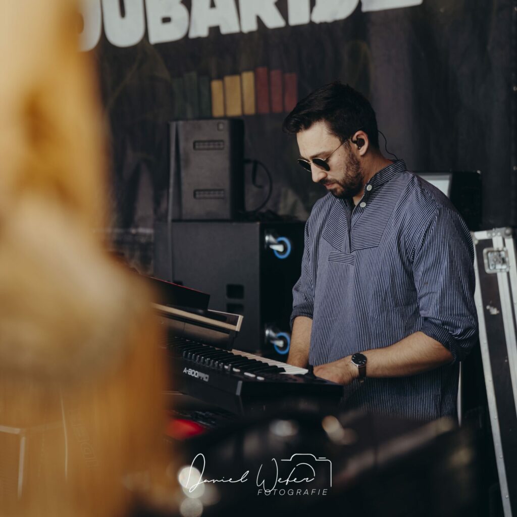 LUIS KEPPLER(Pianos, Synths)