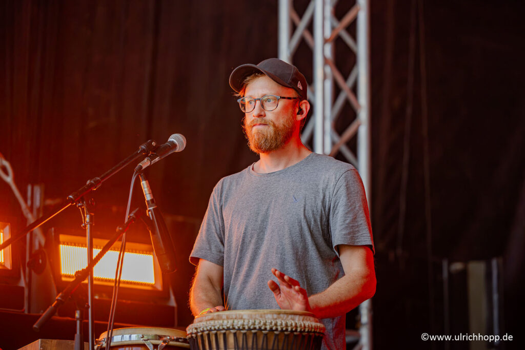 HANNES CLEMEN(FX, Percussions, Backing Voc)