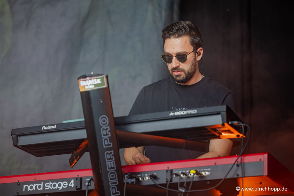 LUIS KEPPLER(Pianos, Synths)